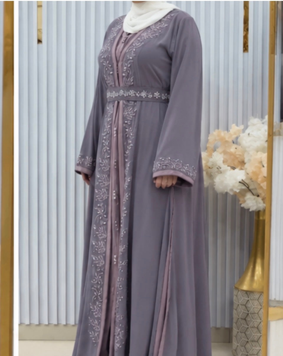 عباية مطرزة