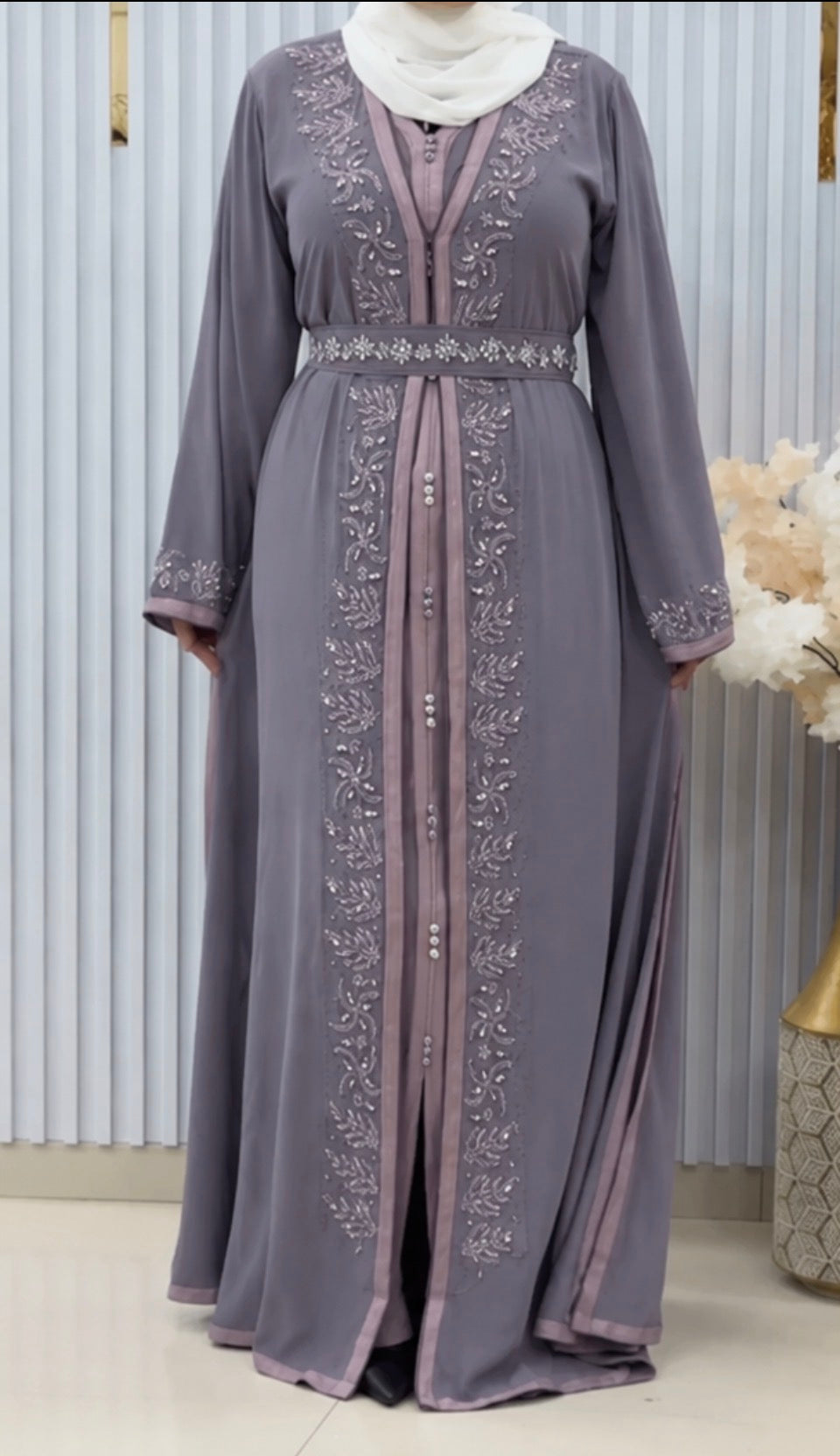 عباية مطرزة